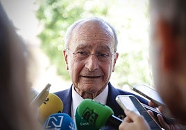 De la Torre llegando a la reunión.