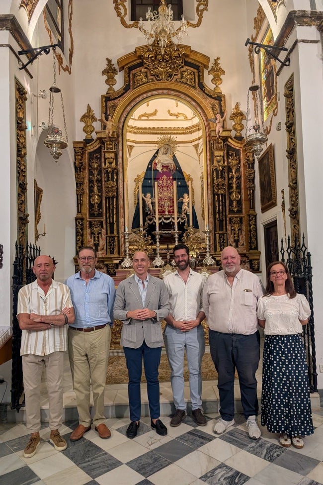 Cansino, en el centro, junto a exhermanos mayores de la archicofradía.