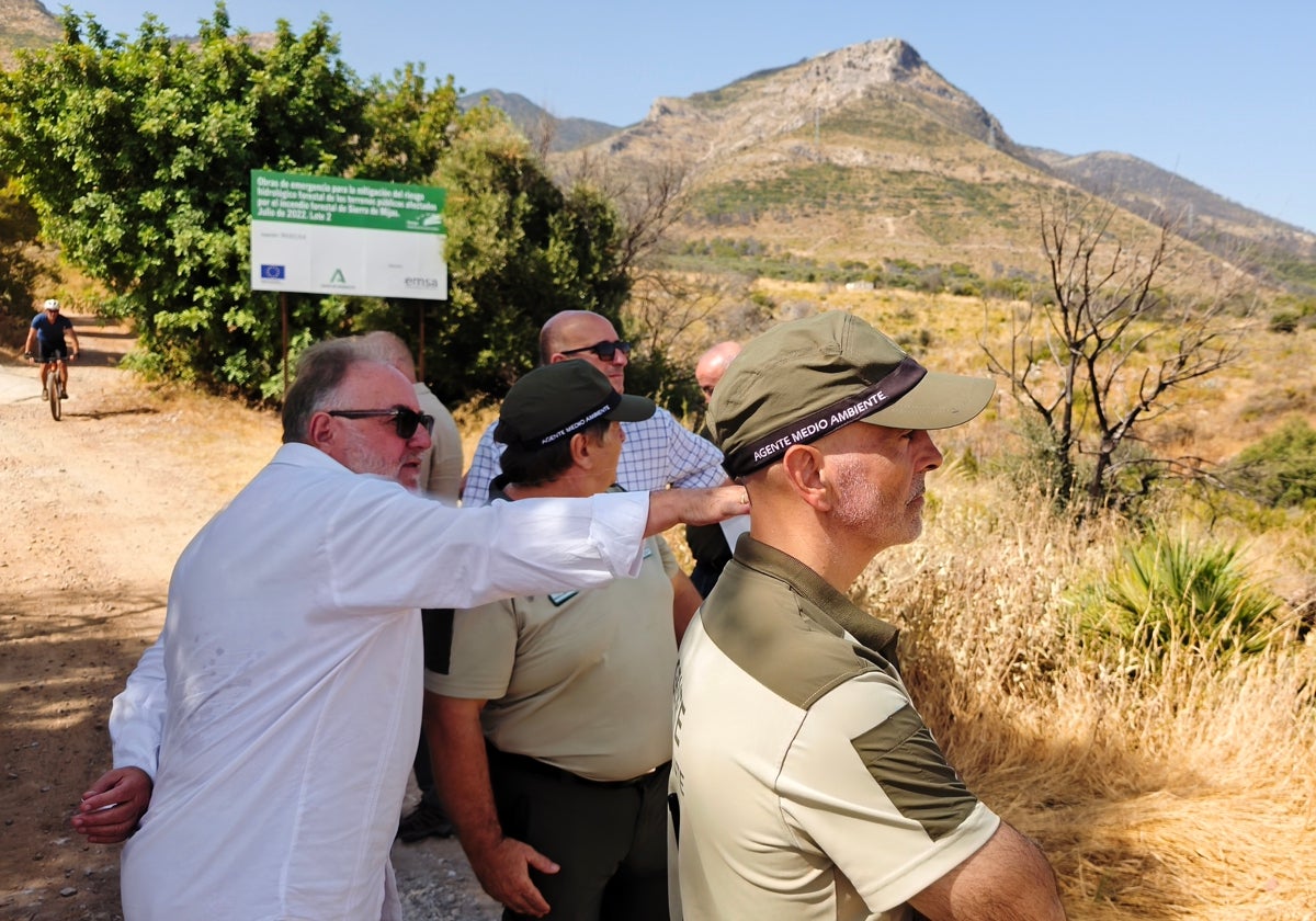 Visita del alcalde y el delegado de Medio Ambiente, con técnicos, al carril mejorado.