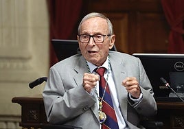 Jaime Pimentel, durante su discurso, tras recibir la Medalla de la Ciudad.