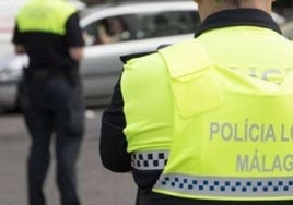 Varios jóvenes recriminan a un hombre que consuma drogas delante de menores en Málaga y responde lanzándoles piedras