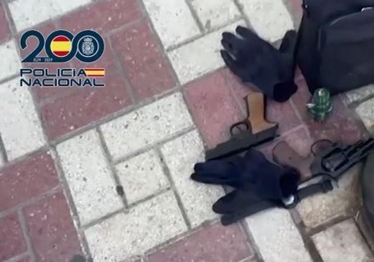 Así es el 'kit del robo violento' que una banda ocultaba en un zulo para preparar atracos a bancos en Málaga