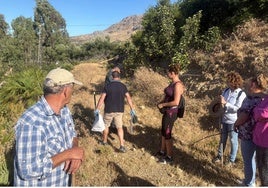 Agentes de la Guardia Civil, este sábado con el arma homicida en una bolsa, tras ser localizada en la finca.