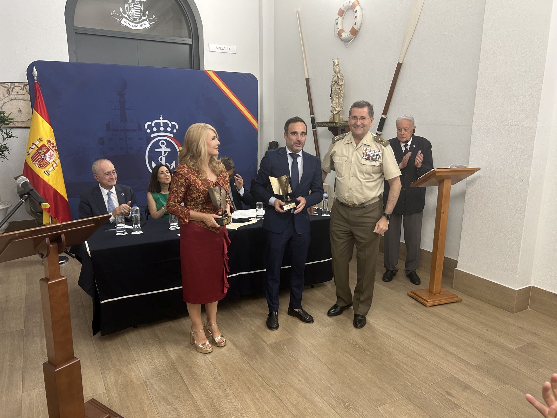 María Fidalgo y Quico Chirino, con el JEME, general de Ejército, Amador Enseñat y Berea; detrás Margarita Robles, ministra de Defensa, y el alcalde::. Félix Lorenzo
