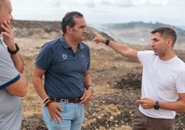 Las autoridades durante su visita a la zona del incendio en la planta de tratamiento de residuos de Casares.