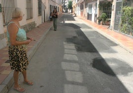 El mal estado de colector ha provocado hundimientos y socavones en la calzada.