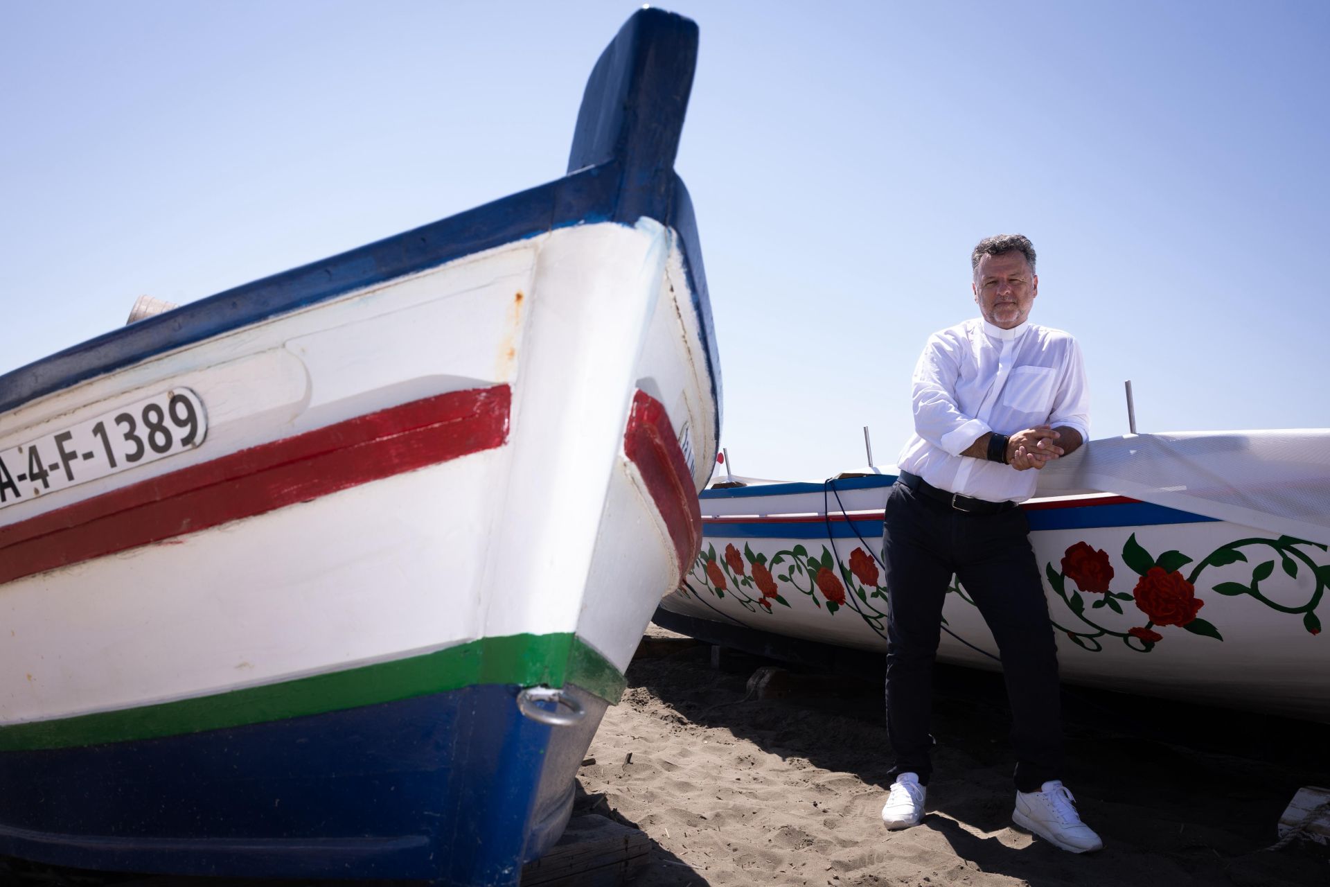 El padre Pérez Pallarés, en una de las barcas de la playa de Pedregalejo.