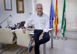 Bendodo, en su despacho, en la sede provincial de los populares malagueños tras la entrevista.