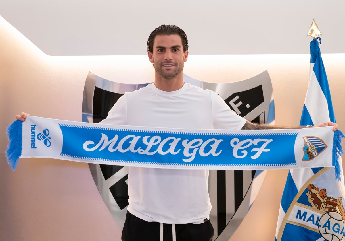 Eneko Jauregi posa con la bufanda del Málaga en las oficinas del club tras firmar su contrato como jugador blanquiazul.