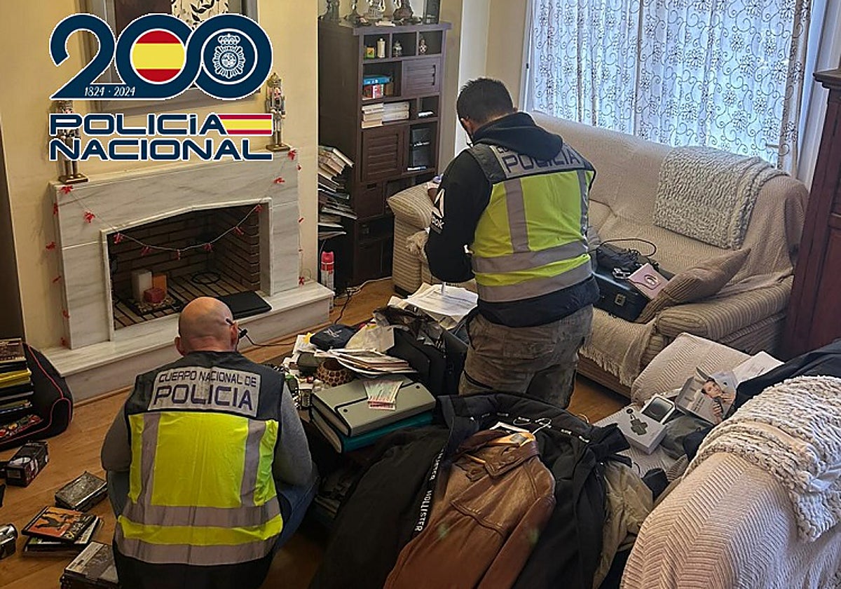Los agentes registran uno de los domicilios de los supuestos estafadores.