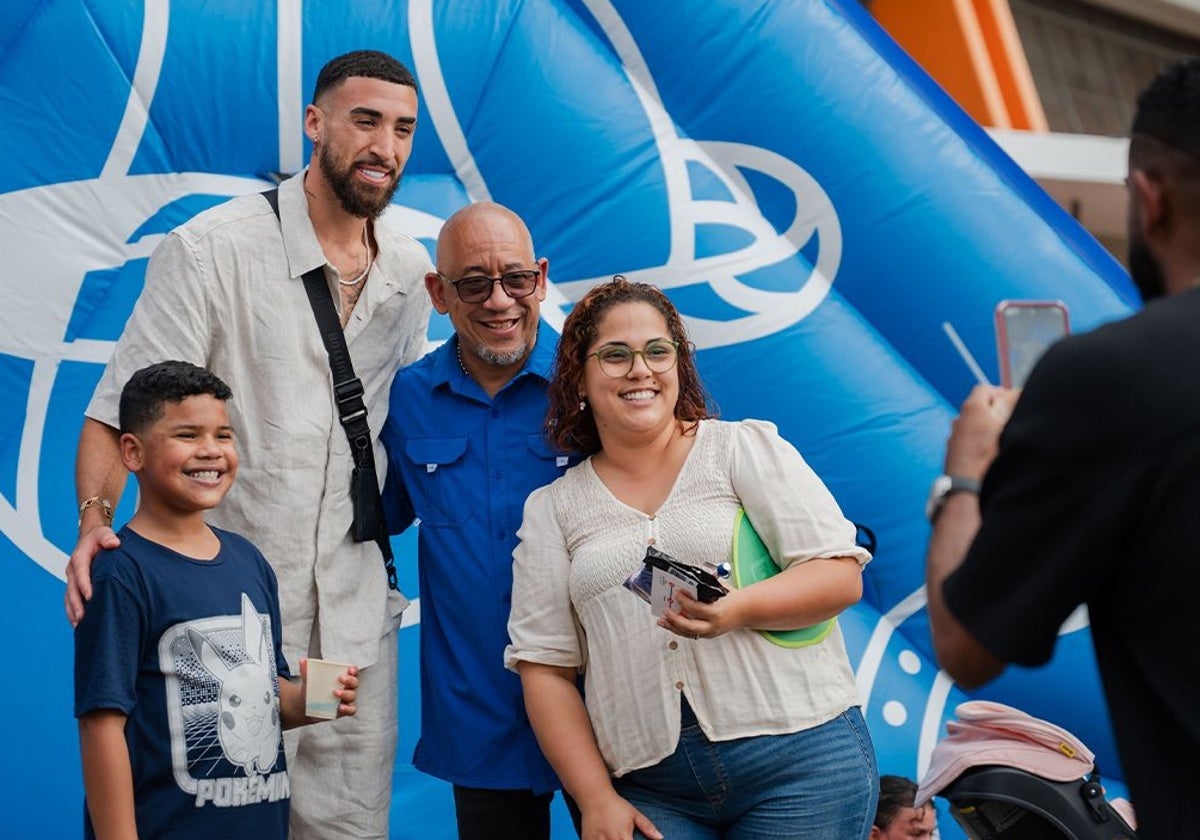 Chris Duarte, junto a aficionados del Vaqueros de Bayamón en un acto del club.