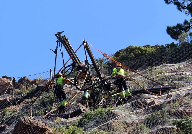 Trabajos de estabilización de la ladera.