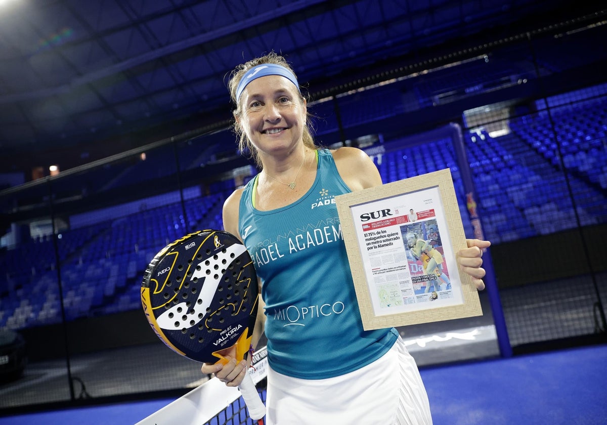Carolina, posando con la portada de SUR de su primer título en el Carpena, en 2013.