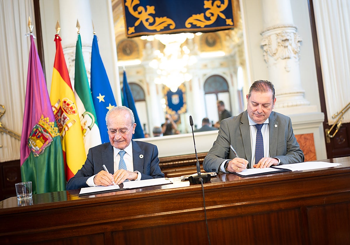 Francisco de la Torre y Manuel Jiménez Caro, durante la firma del convenio.