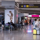 Unas amigas inmortalizan su paso por el aeropuerto de Málaga.