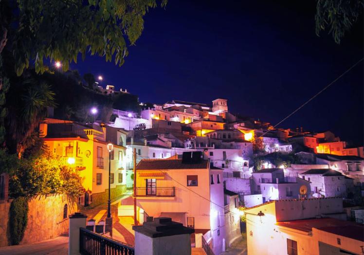 Vista nocturna de Cútar.