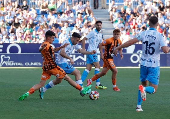 Una pugna por un balón entre el Málaga y el Antequera en la temporada 2023-24, en Primera RFEF.