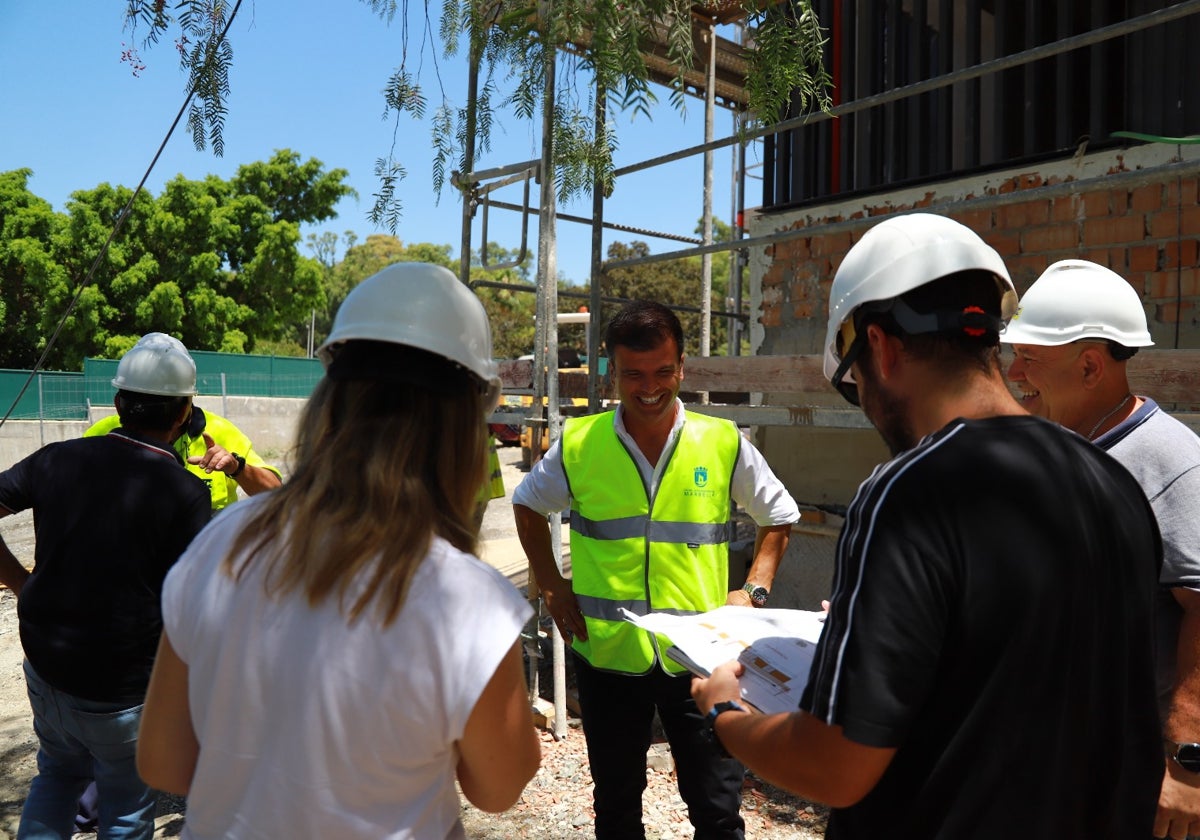 El concejal de Obras, Diego López, ha visitado los trabajos del nuevo centro de salud de Nueva Andalucía en Marbella.