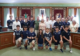 La alcaldesa, Ángeles Muñoz, ha recibido en el Ayuntamiento al Marbella Rugby Club.