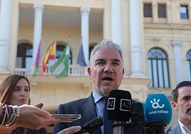 Elías Bendodo, la tarde de este martes a las puertas del Ayuntamiento de Málaga.