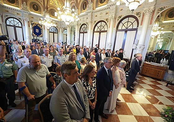 Minuto de silencio al arrancar el acto de homenaje a José María Martín Carpena, este martes en el Salón de los Espejos del Ayuntamiento.