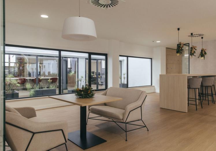 El equipo de arquitectura de Savills transformó los 1.200 m2 de las oficinas de Grupo Osborne en El Puerto de Santa María para impulsar nuevas formas de trabajo, abriendo espacios e incorporando zonas que mejoran la experiencia diaria.