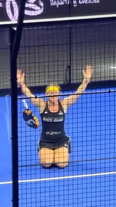 Ovación tras el último punto que clasifica a Carolina Navarro para los octavos de final del Premier Padel y pospone su despedida