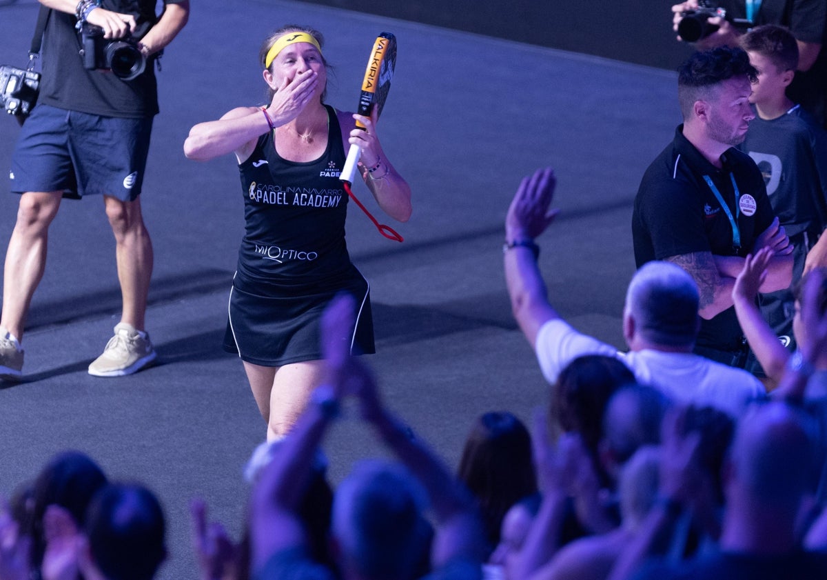 Imagen principal - Carolina Navarro triunfa en su debut y pospone su despedida de Málaga