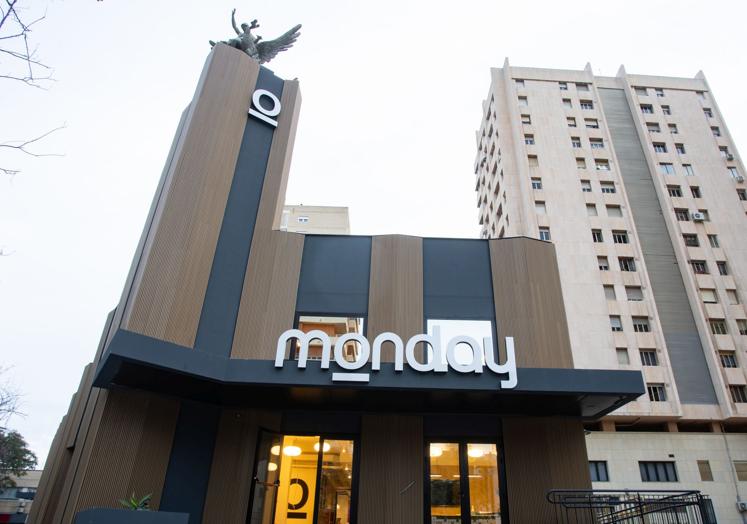 Savills asesoró a Monday en la búsqueda del inmueble y transformó este edificio en c/ Compositor Lehmberg en un coworking vibrante con capacidad para 400 personas.