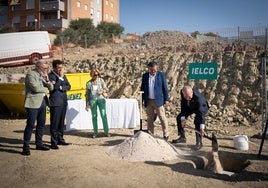 Momento simbólico de colocación de la primera piedra de las obras.