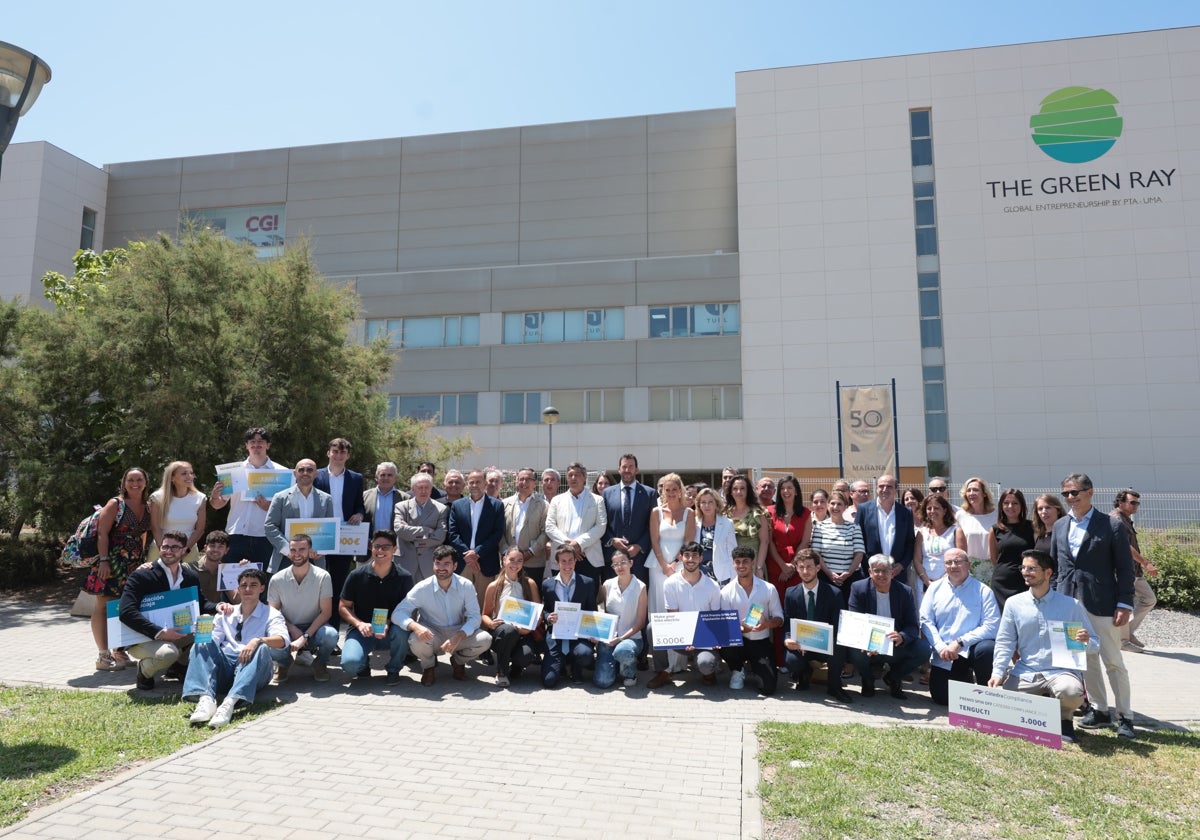 Foto de familia con los responsables de los proyectos premiados.