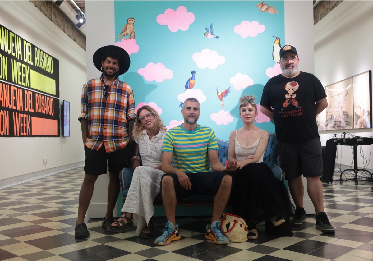 Verónica Ruth Frías y Cyro García, junto a artistas de RARA Residencia.