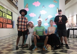 Verónica Ruth Frías y Cyro García, junto a artistas de RARA Residencia.