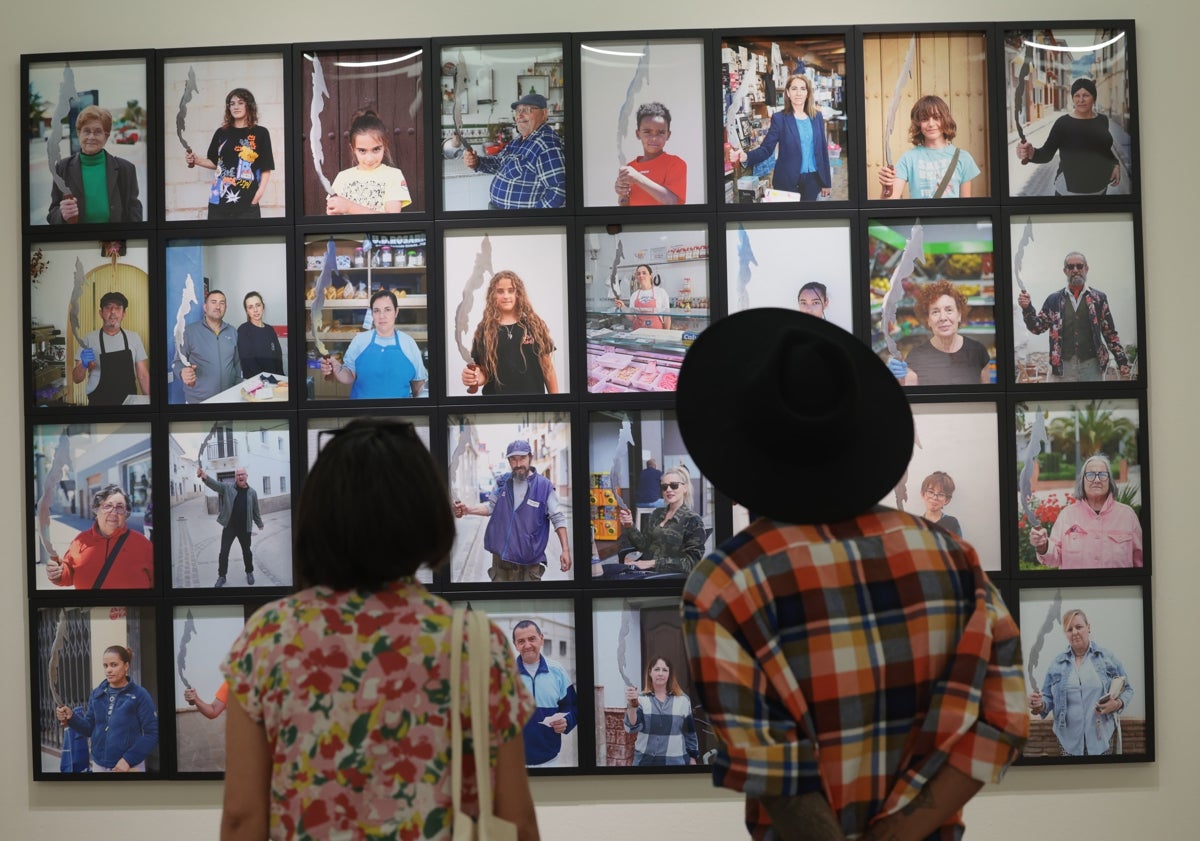 Imagen principal - Retratos de vecinos del pueblo de Niche Ramírez, proyecto de Sara Gema y su boda con Arte e instalación de Anna Jonsson.