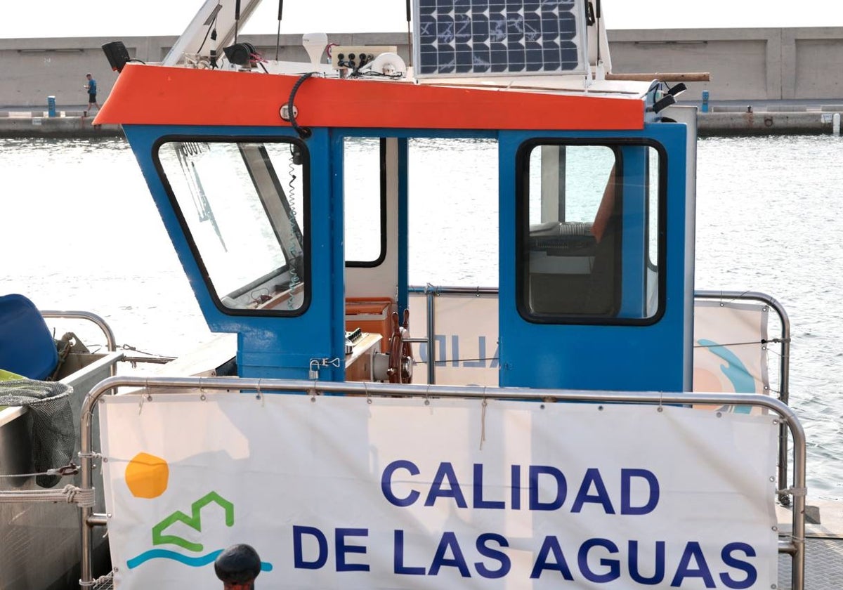 Barco quitanatas dependiente de la Mancomunidad Occidental.