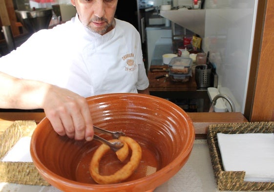 Churros mojados en agua y sal.