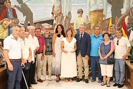 Entrega del reconocimiento a la peña El Piyayo.