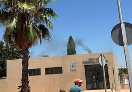 Un grupo observa el humo en el centro social.