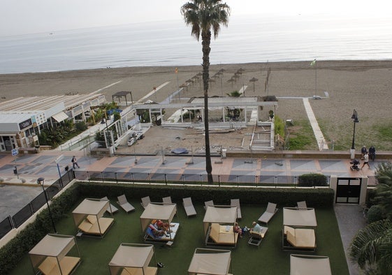 Vista del paseo marítimo de Torremolinos desde un establecimiento hotelero.