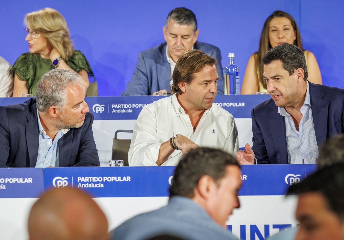 Elías Bendodo, Antonio Repullo y Juanma Moreno, en un momento de la reunión.