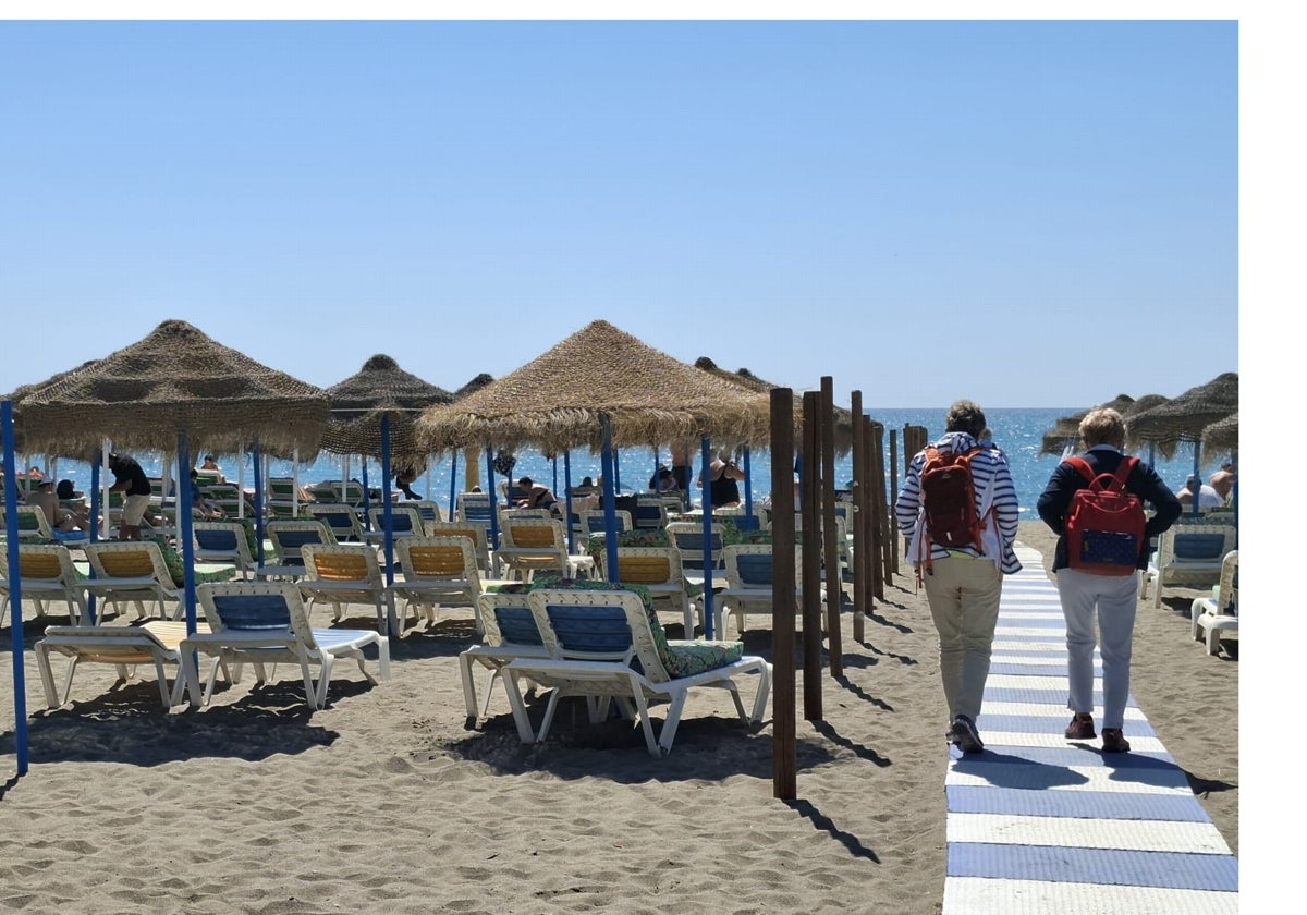 Dos turistas llegan a Playamar.