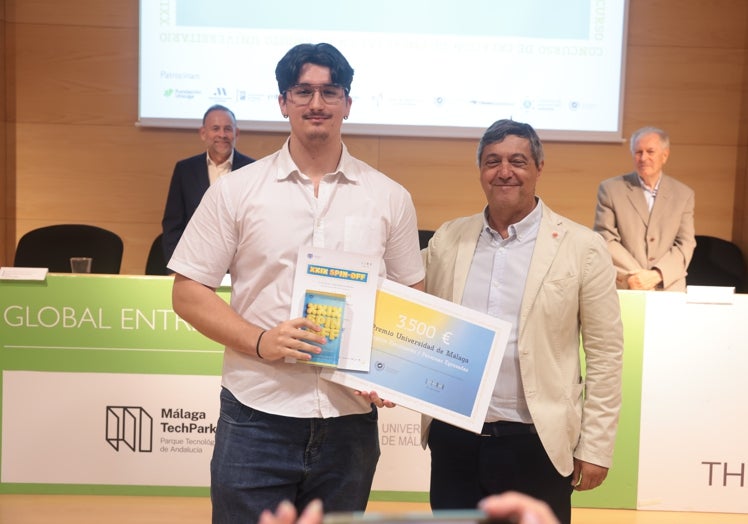 Teodomiro López con uno de los premiados.