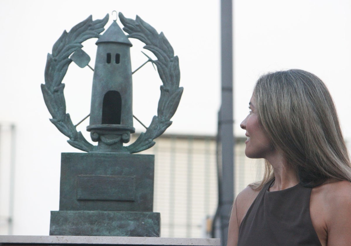 La cantaora Isabel Guerrero, hija de Barquerito de Fuengirola, observa la escultura que recuerda el triunfo de su padre en el Festival Internacional de Cante de Las Minas.