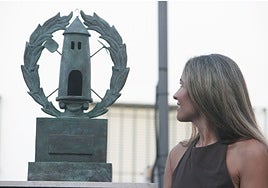 La cantaora Isabel Guerrero, hija de Barquerito de Fuengirola, observa la escultura que recuerda el triunfo de su padre en el Festival Internacional de Cante de Las Minas.