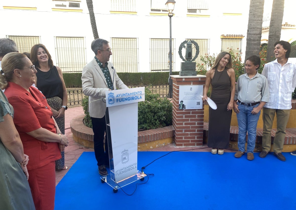 Imagen secundaria 1 - La alcaldesa de Fuengirola, Ana Mula, inauguró la réplica de la Lámpara Minera descubierta este jueves en honor a Barquerito ante la presencia de la familia del cantaor.