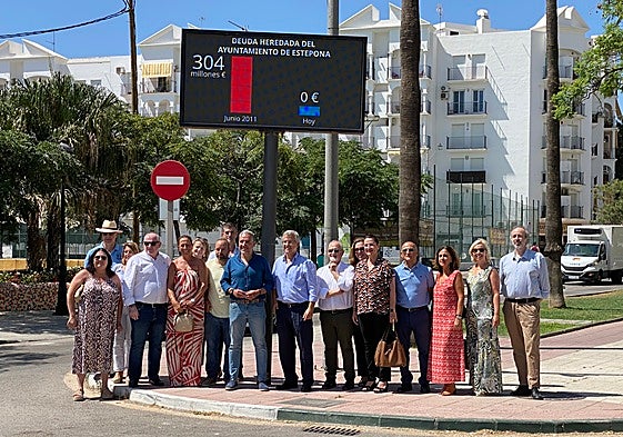 Bendodo, García Urbano, concejales y simpatizantes del PP, delante del marcador deuda 0 en Estepona.