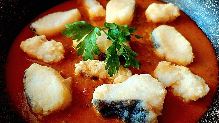 Sobrehúsa, la misteriosa salsa con mil caras para aprovechar el pescado frito