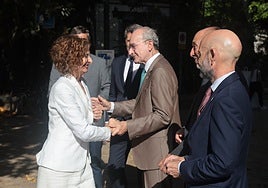 Montero y De la Torre se saludan esta mañana a las puertas del Rectorado de Málaga.