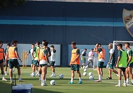 Los jugadores del Málaga, varios de ellos centrocampistas, durante un entrenamiento reciente.