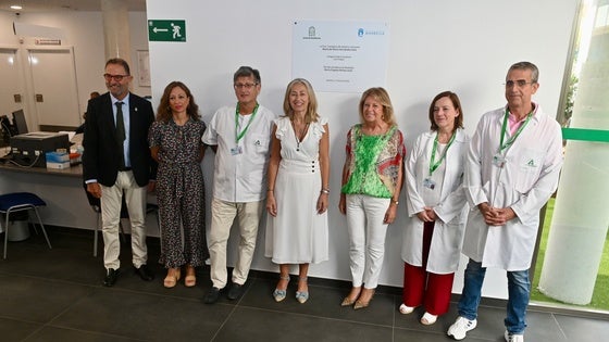 La Consejera de Salud de la Junta de Andalucía, Rocío Hernández, y la alcaldesa de Marbella, Ángeles Muñoz, han inaugurado el consultorio junto a otros cargos institucionales.